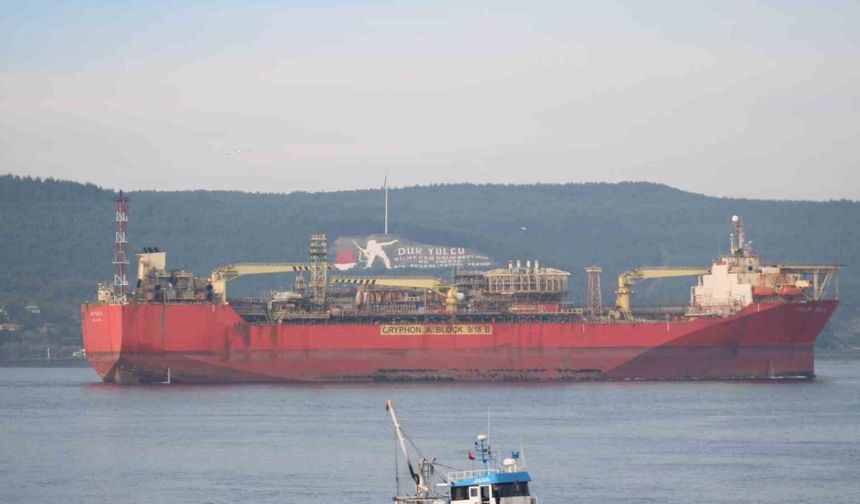 Çanakkale Boğazı’ndan yüzer üretim, depolama ve boşaltma gemisi geçti