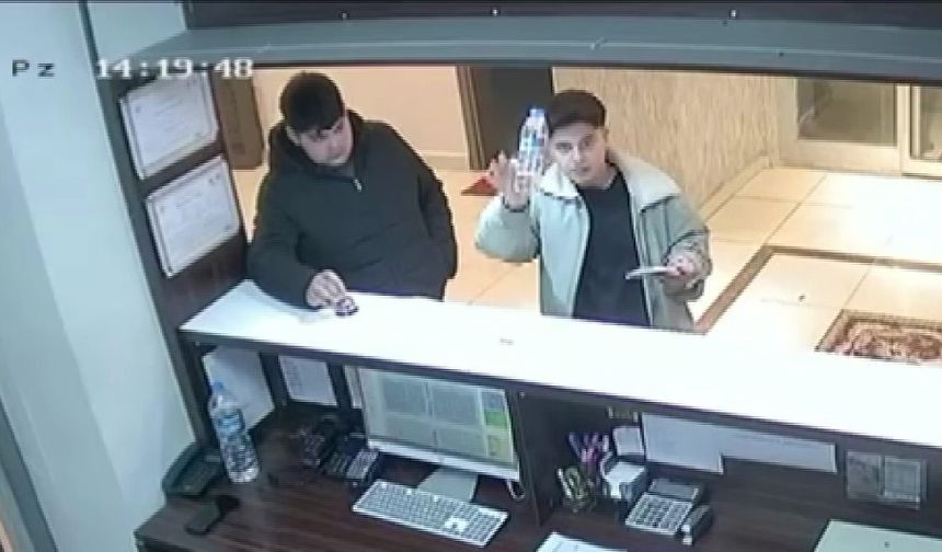 Çırak öğrencilerden örnek davranış: Aldıkları suyu kameraya gösterip parasını bıraktılar