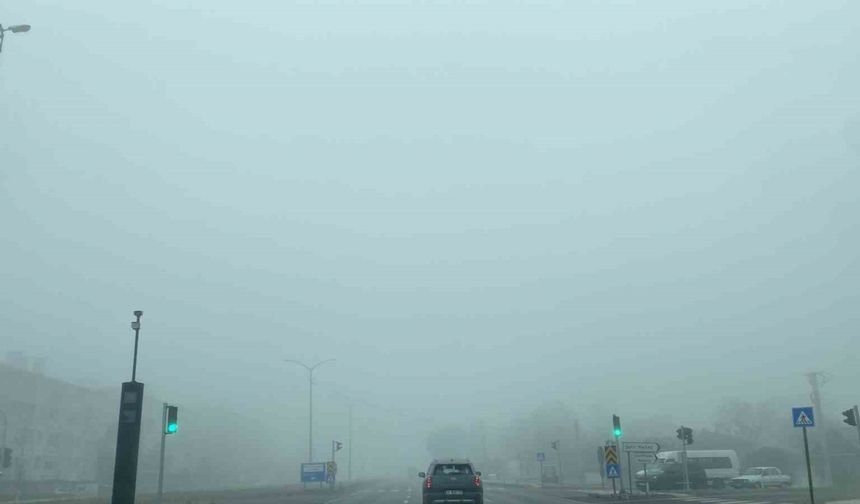 Çorum’da yoğun sis ulaşımı olumsuz etkiledi: Görüş mesafesi 30 metreye kadar düştü
