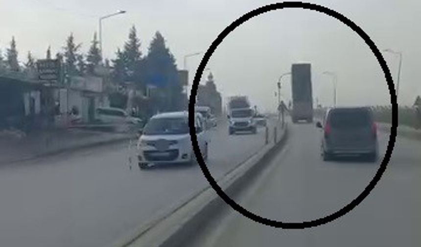 Damperi açık hafriyat kamyonu trafik ışıklarına çarptı