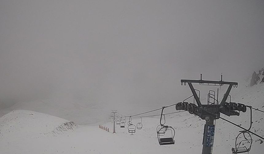 Davraz Kayak Merkezine mevsimin ilk karı düştü bazı noktalarda beyaza bürüdü