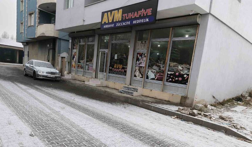 Diyadin’e mevsimin ilk karı düştü