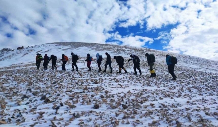 Doğaseverler 3 bin 395 rakımlı Vivara Dağı’nda zirve yaptı