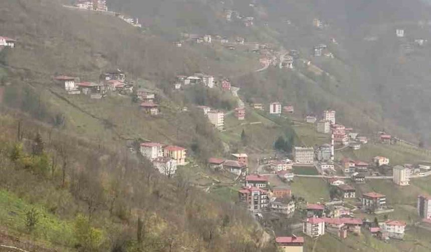 Doğu Karadeniz’de şimşekler cep telefonlarına yansıdı