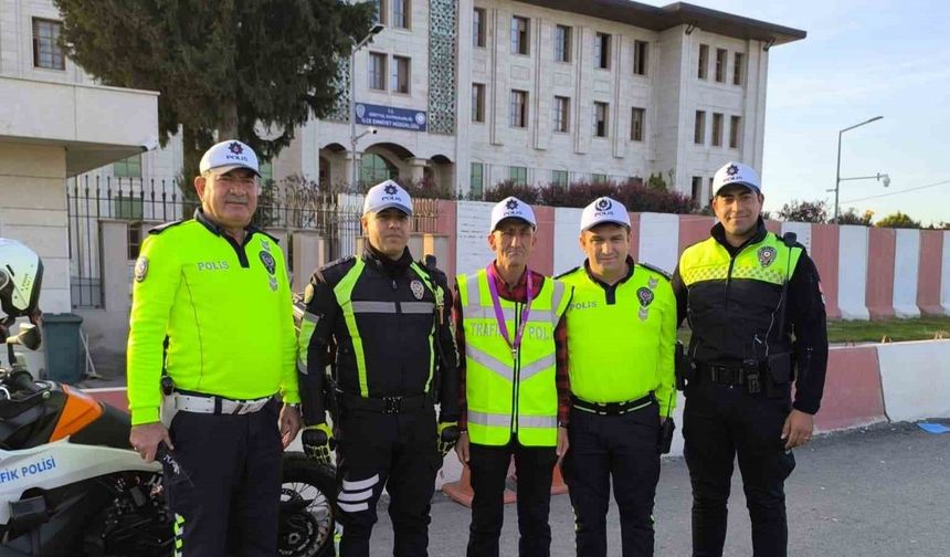 Dörtyol’un sevilen ismi Ömür, polis yeleği giyerek trafik denetimine çıktı