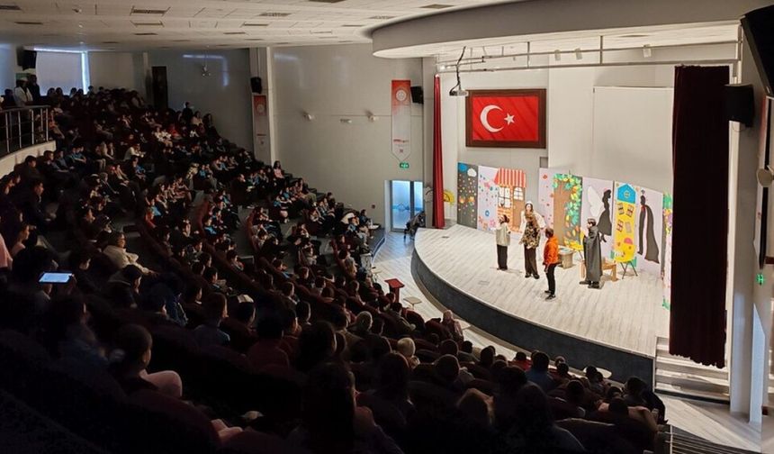 DPÜ Eğitim Fakültesi öğrencilerinden beğeni toplayan tiyatro gösterimi