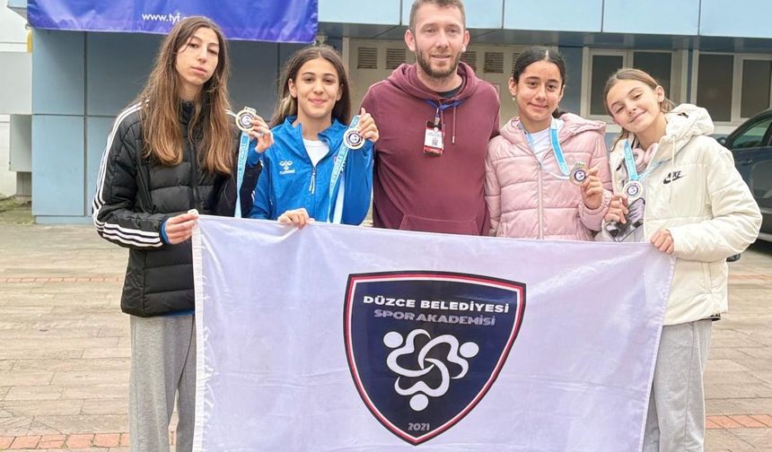 Düzceli yüzücüler madalya ile döndü