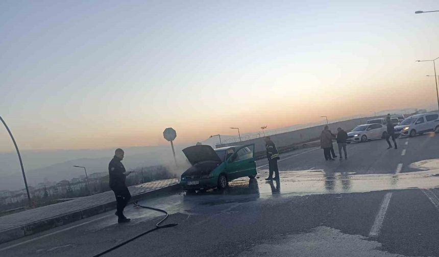 Elazığ’da seyir halindeki araç alev aldı