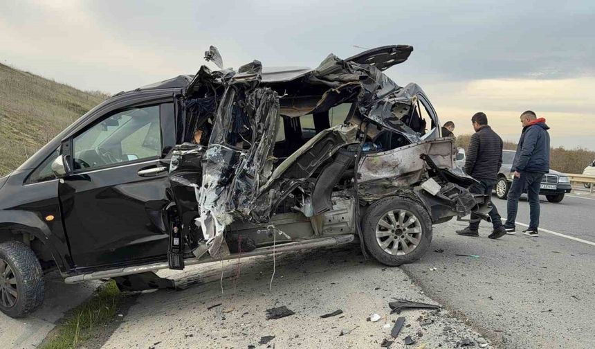 Emniyet şeridindeki VIP yolcu taşıma aracına kamyonet çarptı