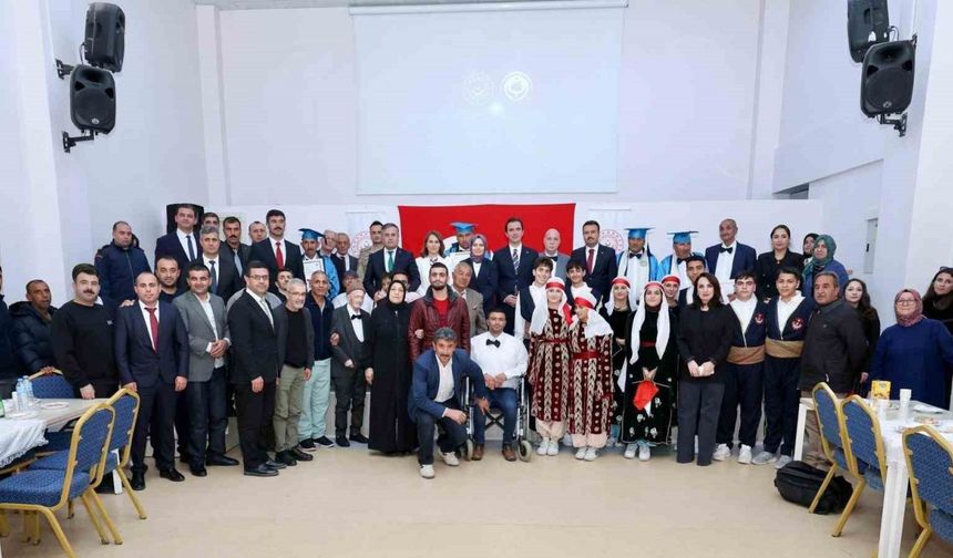 Engeller sevgiyle aşıldı: Ahlat’ta özel gün için anlamlı buluşma