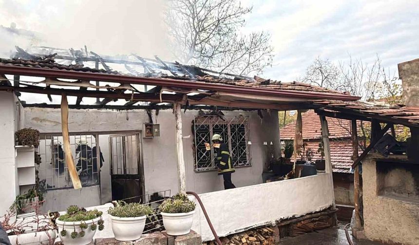 Erbaa’da elektrik kontağından çıkan yangın evi küle çevirdi