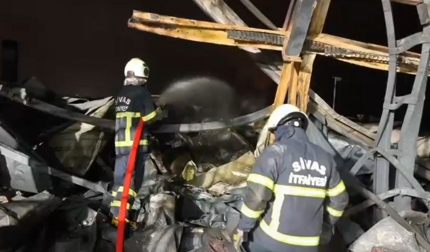 Fabrika yangını için Sivas’tan Kırıkkale’ye giden itfaiye ekipleri, söndürme çalışmalarına destek verdi