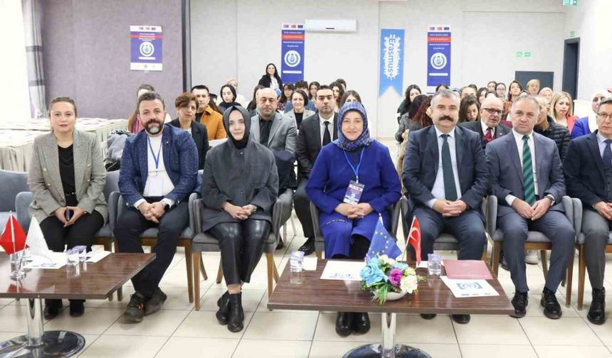 Genç kadınlar dijital dünyada güçleniyor