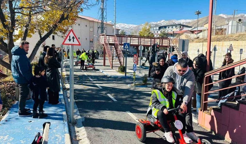 Hakkari polisi özel gereksinimli çocukları trafik eğitim parkında ağırladı