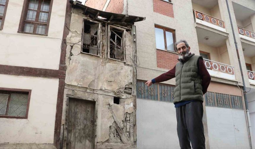 İki bina arasında sıkışan 2 metre enindeki metruk ev dikkat çekiyor