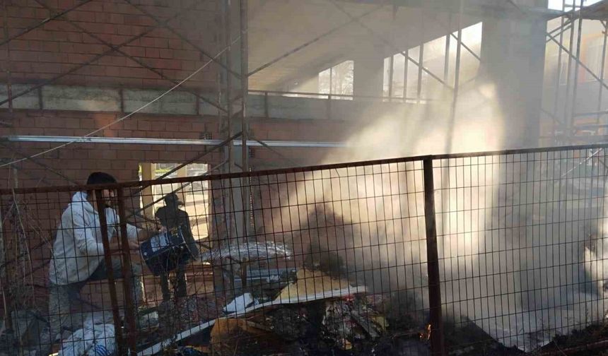 İnşaat atıklarının alev alması paniğe yol açtı