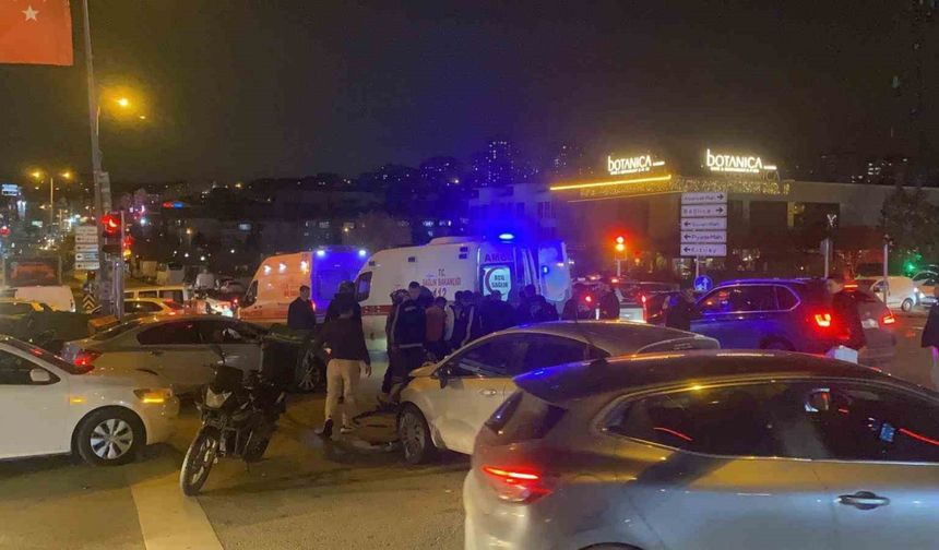 Işık ihlali yapan otomobil, iki motosiklete çarptı: 2 yaralı