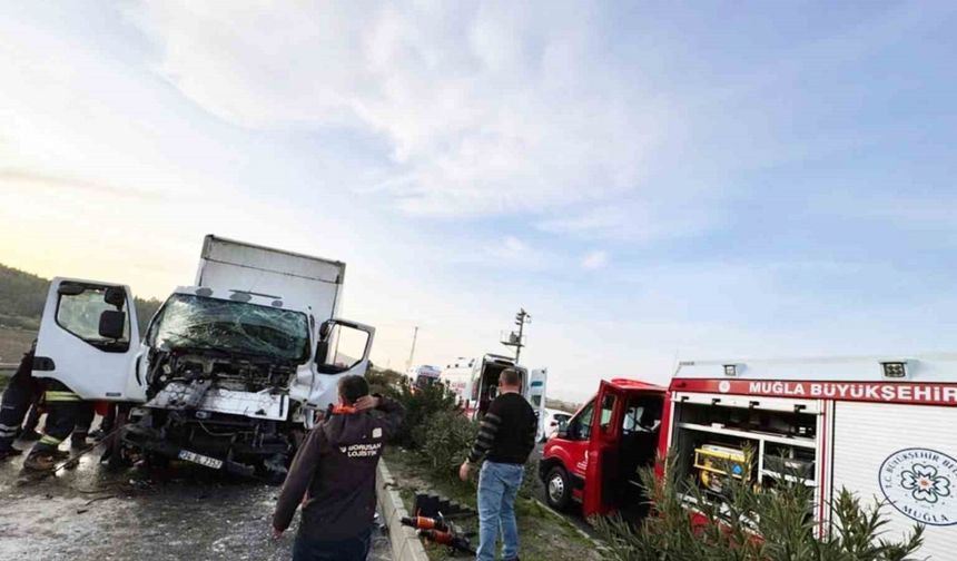 Kamyonette sıkışan iki kişi kurtarıldı