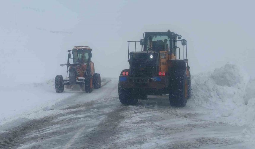 Karabet Geçidi’nde kar temizleme çalışması devam ediyor