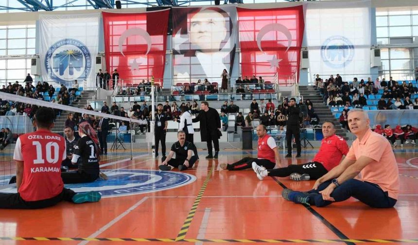 Karaman’da 3 Aralık Dünya Engelliler Günü’nde protokol voleybol oynadı
