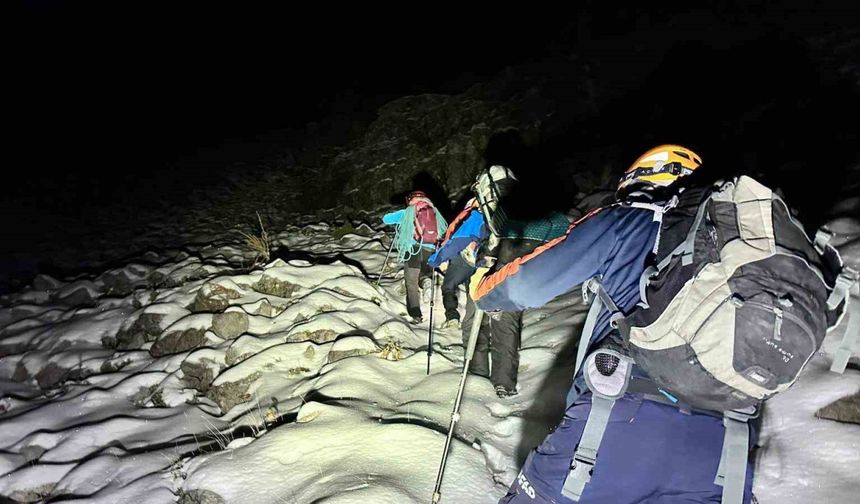 Karla kaplı dağa tırmanıp mahsur kalan 3 arkadaş kurtarıldı