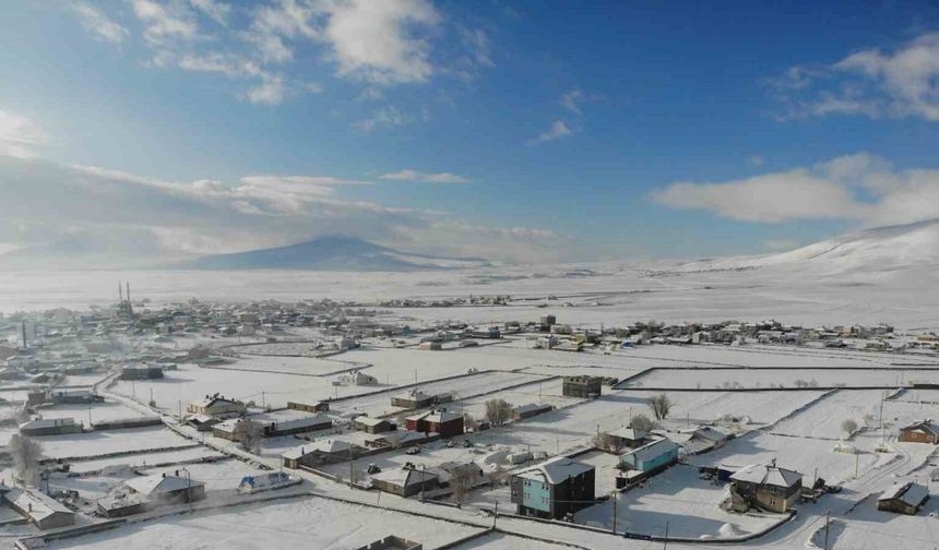 Kars beyaz örtüsünü çekti, buzlanan yolda tır kaldı