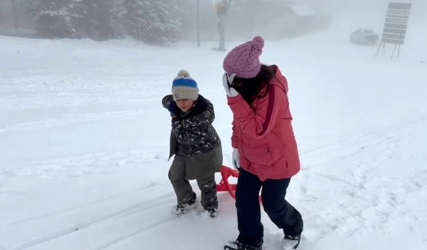 Kars’ta kar coşkusu: Çocuklar kardan adam yaptı, kızak kaydı