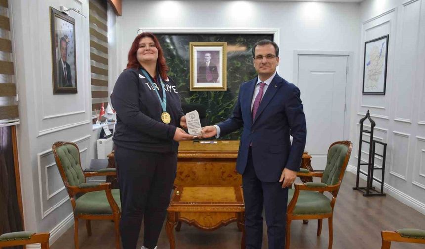 Kaymakam Güldoğan’dan şampiyon judocu Öztürk’e plaket