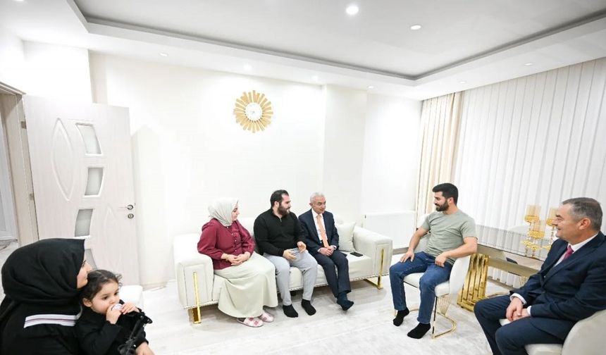 Kırklareli Valisi Turan devlet desteğiyle evlenen genç çiftlere misafir oldu