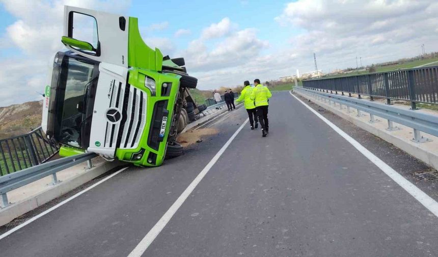 Kırklareli’de yem yüklü tır köprüde devrildi