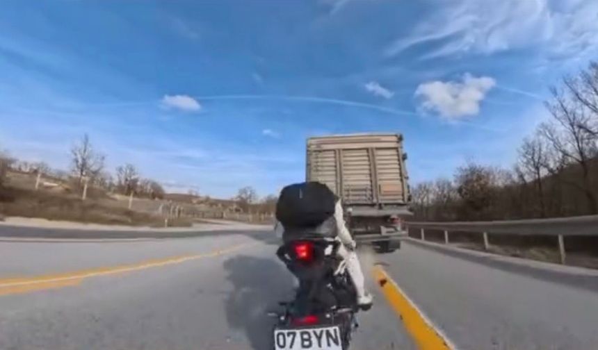 Kırklareli’nde tıra çarpan motosikletli yaralandı