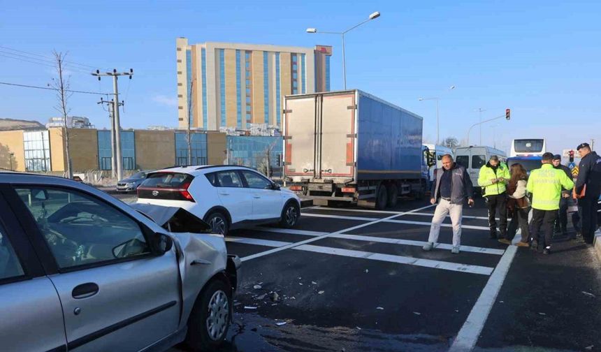 Kırmızı ışıkta bekleyen araca çarptı: 3 yaralı