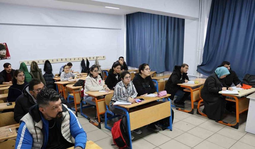 Kırşehir’de 74 engelli vatandaş gönüllü öğretmenlerle KPSS’ye hazırlanıyor