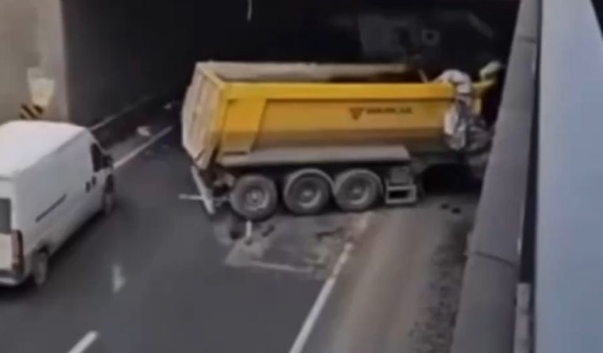 Kontrolden çıkan hafriyat kamyonu başka bir araca ve alt geçide çarptı