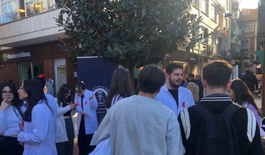 KTÜ Tıp öğrencileri AIDS’e karşı farkındalık için sahada