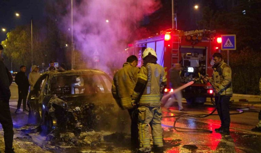 Küçükçekmece’de seyir halindeki otomobil alev topuna döndü