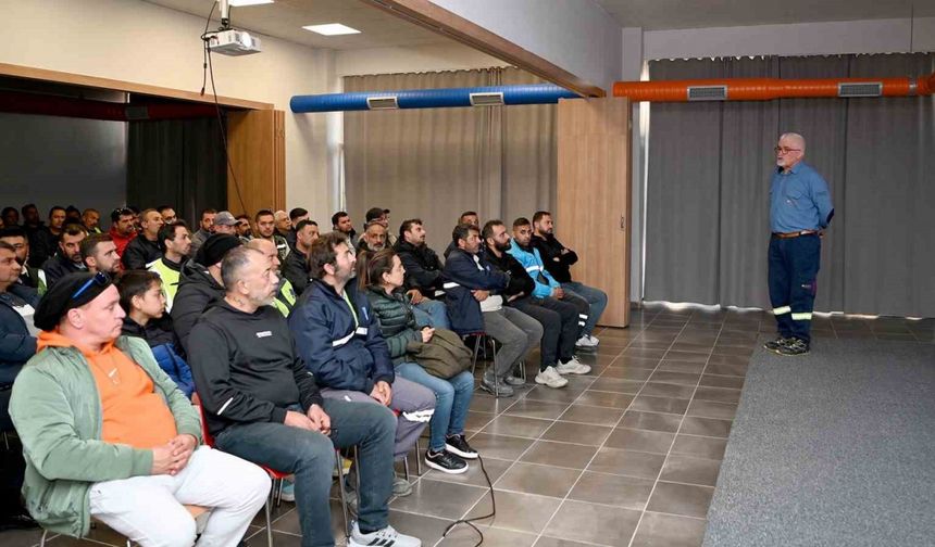Kuşadası Belediyesi Temizlik İşleri Müdürlüğü personeline ’güvenli sürüş’ eğitimi verildi