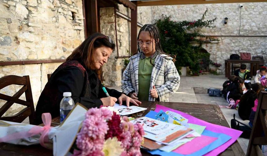 Kuşadası’nda çocuklara hem kitap hem hayvan sevgisi aşılandı