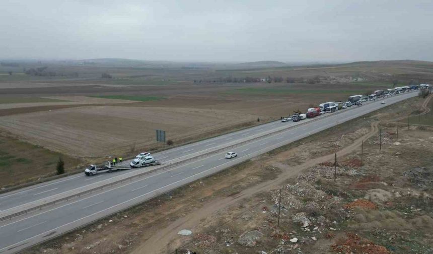 Maddi hasarlı kaza kara yolunu tek yönlü ulaşıma kapattı