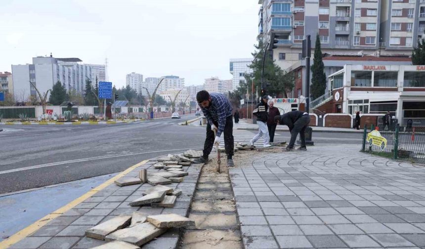 Mardin Büyükşehir Belediyesi şehirdeki engelli yollarını yeniliyor