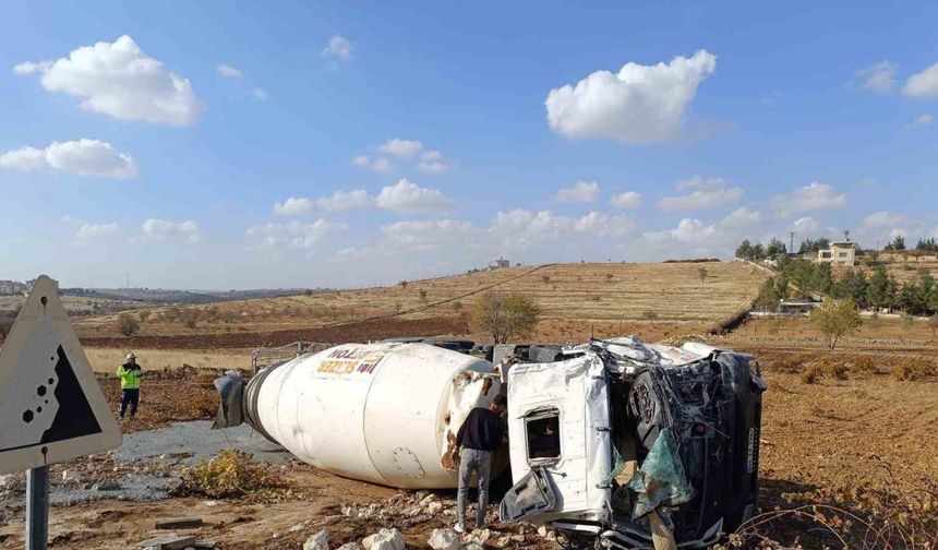 Mardin’de devrilen beton mikserinin sürücüsü yaralandı