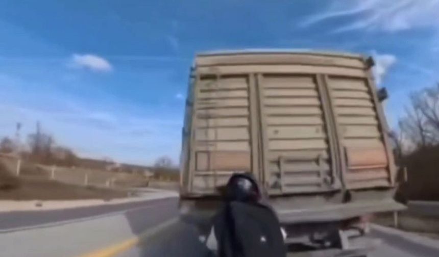 Motosiklet, kamyona arkadan çarptı: 1 yaralı