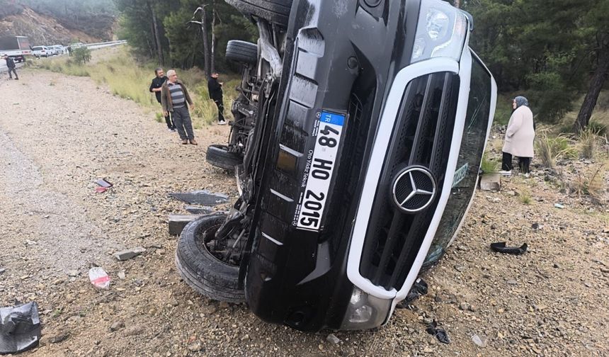 Muğla’da yolcu minibüsü devrildi: 3 yaralı