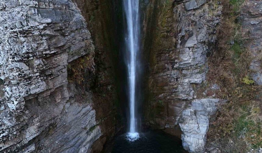 Mutki’nin saklı cenneti Gümüşkanat Şelalesi hayranlık uyandırıyor