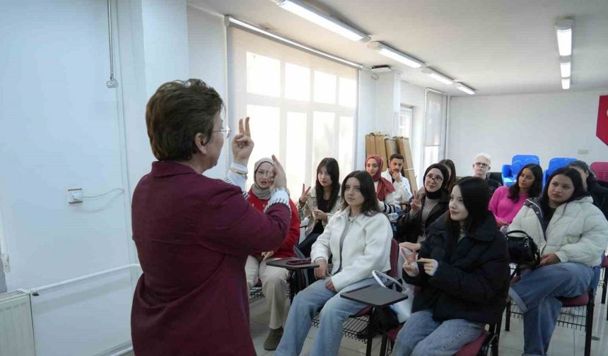 Öğrenciler işitme engelli bireylerle iletişim kurabilmek için işaret dili öğreniyor