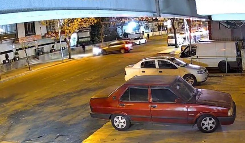 Otomobilin çarptığı motokurye yaralandı: Kaza anı kamerada