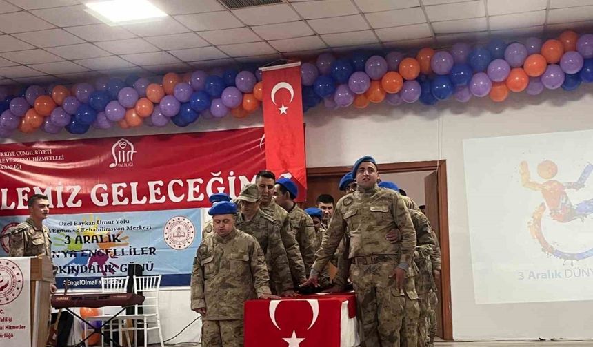 Özel bireyler askeri kamuflaj giyerek yemin törenine katıldı