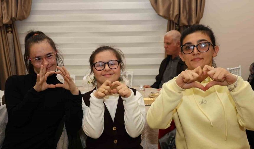 Özel bireyler müzik dolu gecede doyasıya eğlendi