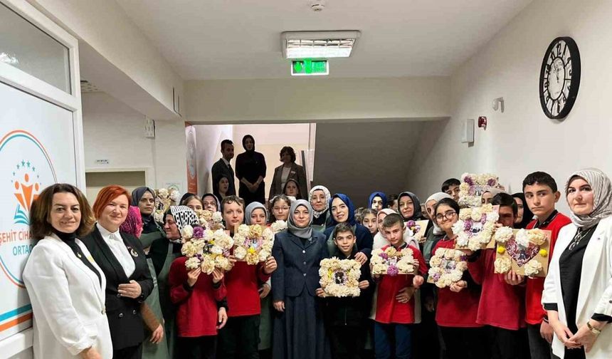 Özel öğrenciler kaynaştı sergi ilgi topladı