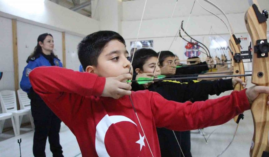Polislerin desteğiyle okçu oldular